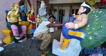 Narendra Jugoo termine les dernières statuettes dans son atelier en marge de la fête Maha Shivratree.