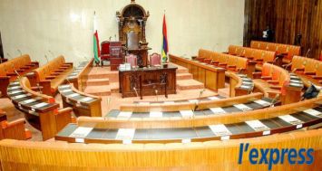 Les chaises occupées par les conseillers au Parlement étaient vides hier, mardi 10 février.