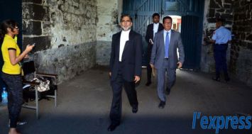 Les avocats de Rundheersing Bheenick arrivant aux Casernes centrales ce lundi 16 février.