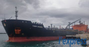 Le tanker Torm Anabel dans la rade de Port-Louis ce vendredi 20 février.
