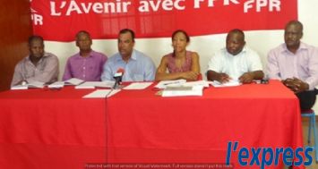 Johnson Roussety et les membres du Front patriotique rodriguais lors d’un point de presse, ce mardi 24 février, à Port-Mathurin.