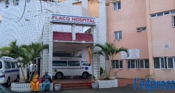 Une jeune fille de 18 ans a été admise à l’hôpital de Flacq après avoir été grièvement blessée par un aide-chauffeur.