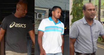 Trois des cinq policiers accusés de brutalité quittant le CCID pour être emmenés en cellule hier.