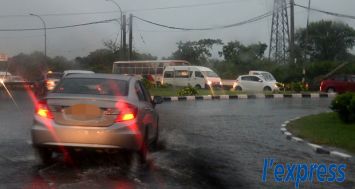 A Port-Louis, mais surtout dans l’Ouest et le Sud, les fortes averses de l’après-midi ont inondé routes comme maisons, causant également de gros embouteillages ce mercredi 4 mars. 