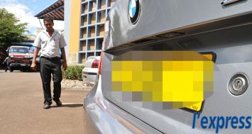  Selon les premiers recoupements, les plaques minéralogiques seront désormais jaunes des deux côtés pour les voitures de location, noires sur fond blanc pour les taxis et noires des deux côtés pour les autres véhicules. 