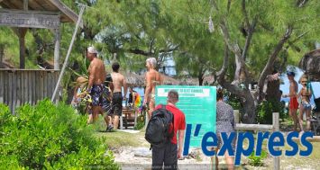 Certains visiteurs ont payé pour accéder à l’intérieur de l’île et d’autres se sont contentés d’un pique-nique sur la plage, assis sur leurs serviettes, à l’ombre d’un arbre