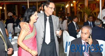  Maya Hanoomanjee et Vishnu Lutchmeenaraidoo durant le dîner de la MCCI hier soir, à L’Aventure du Sucre.