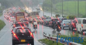 Embouteillage monstre à Réduit ce matin en raison des fortes averses.