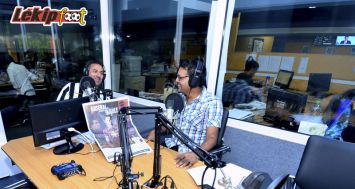 Le consultant italien David Magri et le journaliste Azmaal Hydoo en plein fou rire à l’antenne de LSL Radio pour la première de Lékip Foot.