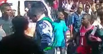 Capture d’image d’une vidéo montrant l’agression de deux policiers par des jeunes en pleine journée, aux abords de la gare du Nord.