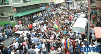 Environ 3 000 personnes se sont déplacées au Square Khadafi pour participer à la marche pacifique suivant le décès d'Iqbal Toofany, ce dimanche 15 mars.