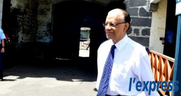 L’ex-Premier ministre Navin Ramgoolam aux Casernes centrales le vendredi 13 mars. © YUDISH RAMKHELAWON