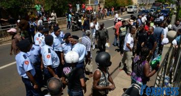 Une foule s'était massée aux abords du tribunal de Bambous ce vendredi 20 mars. Les cinq policiers arrêtés dans le cadre de l'enquête sur la mort d'Iqbal Toofany y ont comparu ce matin.