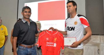 Sridhar Nagarajan, le CEO de Standard Chartered Bank (Mauritius) Ltd (à g.) offre le fameux maillot au supporter de Manchester Utd, Ridwan Dhuny. 