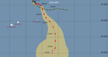 Trajectoire prévue du cyclone Joalane, selon Météo France.
