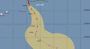 Trajectoire prévue du cyclone tropical Joalane selon Météo France.