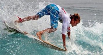 Elio canestri, qui avait été sacré champion de surf de la Réunion dans sa catégorie l'année dernière, était l'un des espoirs les plus prometteurs de l'île.
