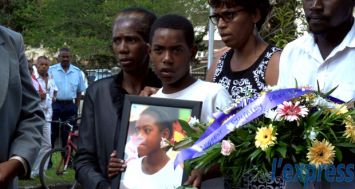  Funérailles émouvantes de la petite Eleana, 11 ans, hier. La police a déjà écroué un suspect pour ce meurtre.