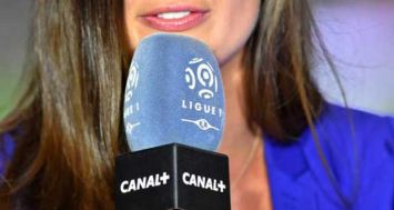 Une journaliste de Canal à la mi-temps du match Reims-PSG, le 8 août 2014 au stade Auguste Delaune