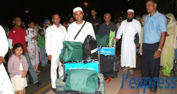 Des Mauriciens, en partance pour l’Arabie saoudite pour faire le hadj, à l’aéroport SSR.