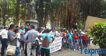 Une soixantaine d’anciens employés de la Road Development Authority, de Pepsi et du port ont marché du Jardin de la compagnie au Parlement, ce mercredi 22 avril, pour manifester contre leur licenciement.