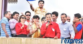 L’activiste rouge (3e à partir de la g.) lors de la proclamation des résultats des élections municipales en 2012.