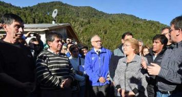 La présidente chilienne Michelle Bachelet en visite le 23 avril 2015 à Lago Chapo après l'éruption du volcan Cabulco.