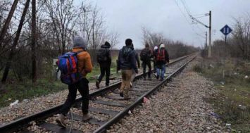 Des immigrants marchent sur les voies ferrées au poste frontière d'Idomeni, entre la Macédoine et la Grèce, le 28 novembre 2014