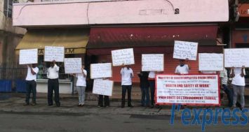 Des membres de la Ministry of Health Employees’ Union ont manifesté devant l'hôpital Victoria, à Candos, ce mardi 28 avril. 