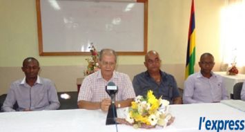Serge Clair lors d’un point presse à Port-Mathurin, le lundi 20 avril, en présence des commissaires Simon Pierre Roussety et Daniel Baptiste et de hauts fonctionnaires de l’Assemblée régionale.