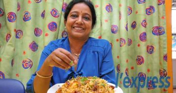 En plus de gérer le restaurant Chak de Mirchi, situé à Brisée-Verdière, Doorgawtee Bisnathsingh met aussi la main à la pâte pour la préparation des plats.