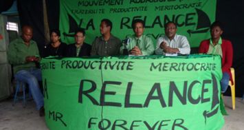 Les membres du Mouvement rodriguais face à la presse mardi 5 mai. Ils ont notamment critiqué la gestion du commissaire de l’eau, Simon Pierre Roussety.