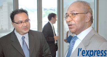 Rajeev Beeharry (à g.) et l'ancien gouverneur de la Banque de Maurice, Rundheersing Bheenick,  en mars 2007. Une «objection to departure» a été émise contre l'ancien grand patron de la MPCB.