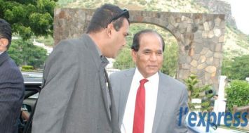 L’ancien ministre Anil Bachoo à sa sortie des Casernes centrales mercredi.