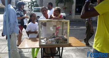 Leg : Petits et grands sont venus en grand nombre glisser de l’argent dans les urnes disposées devant les mairies ce vendredi 8 mai. 