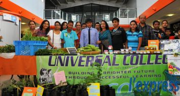 Les élèves du Universal College de Rivière-du-Rempart sont venus présenter les fruits et légumes de leur potager avec leurs enseignants et leur rectrice, Anjanee Bolakee Bhowon (au centre). ( Photos : Nasurudin Keramuth) 