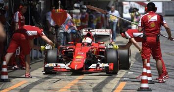 La Ferrari du pilote allemand Sebastian Vettel arrive au stand lors d'une séance d'entraînement sur le circuit de Catalogne, le 8 mai 2015 à Montmelo.