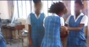 Captures d’écran d’une vidéo qui circule sur Facebook et qui montre une collégienne en train d’être battue par d’autres élèves. 
