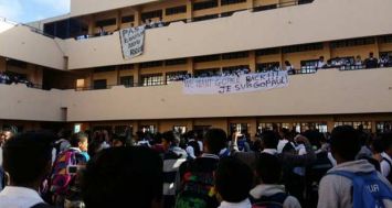 Plusieurs élèves d’établissements secondaires, dont le SSS Ébène Boys (photo), ont manifesté le jeudi 14 mai contre le transfert de leurs recteurs.