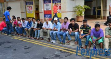 Sit-in des ouvriers bangladais devant le siège du ministère du Travail, ce vendredi 15 mai. 