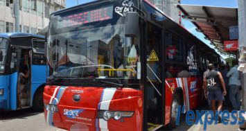 Rose-Hill Transport a déjà introduit des bus «semi low floor» affichant des bandeaux LCD.