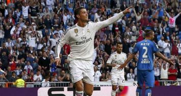 La star du Real Madrid Cristiano Ronaldo, triple buteur dans le derby madrilène contre Getafe, le 23 mai 2015 à Santiago Bernabeu.
