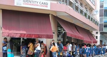 File d’attente devant un centre de conversion à Port-Louis. Les nouvelles cartes ont coûté plus de Rs 1 milliard.