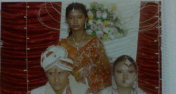 Bharishma Monohar (au c.) lors du mariage de sa soeur avec Kenny Risham Santokhee.