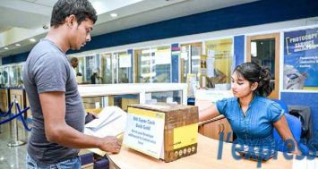 Recensement des clients du «Super Cash Back Gold» dans un bureau de poste, en avril.  © DEV RAMKHELAWON