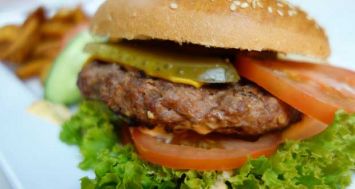 Le MSG est souvent ajouté à des aliments surgelés à base de viande, comme les burgers.