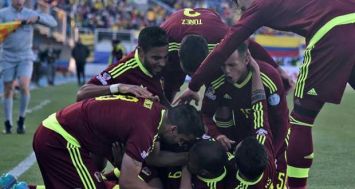 La joie des joueurs vénézuéliens après le but de Salomon Rondon contre la Colombie, le 14 juin à Rancagua.