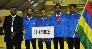 De gauche à droite, Manoj Rajkoomar, président de l’Association Pétanque de L’Ile Maurice , Stephano   Sylvio, Parvez Khodabaccus,  Fabrice Vincent et Salim Sookhary.