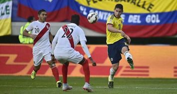 La star de la Colombie James Rodriguez (N.10) n'a pas trouvé la faille dans la défense péruvienne, en Copa America, le 21 juin à Temuco.