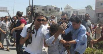 Des policiers en civil emmènent un suspect après une attaque contre un hôtel de la station balnéaire de Sousse, en Tunisie, qui a fait vendredi au moins 27 morts, dont des touristes étrangers. Les forces de sécurité ont abattu un assaillant. [Photo: REUTERS]